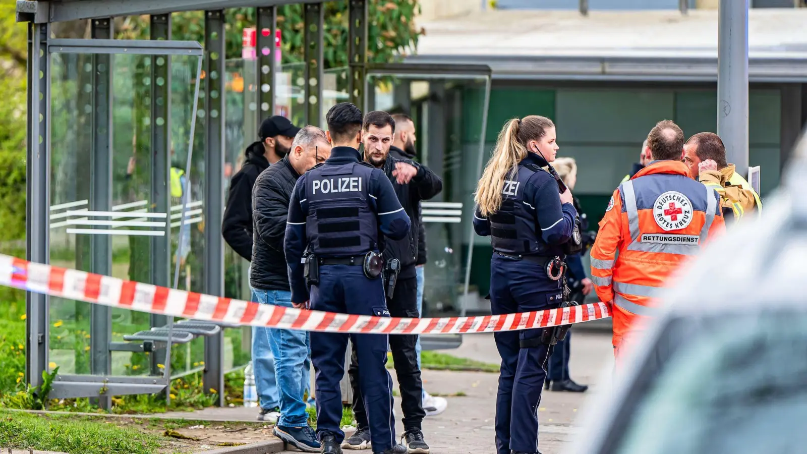 Einsatzkräfte der Polizei sichern Spuren am Tatort in Lüdenscheid. (Foto: Markus Klümper/dpa)