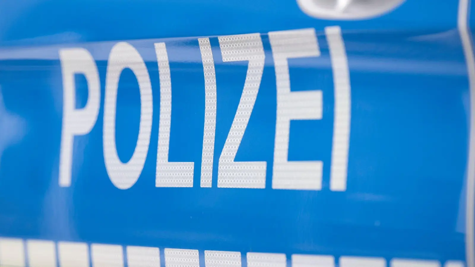 Ein Auto und ein Wohnmobil wurden beschädigt. (Symbolbild) (Foto: Boris Roessler/dpa)