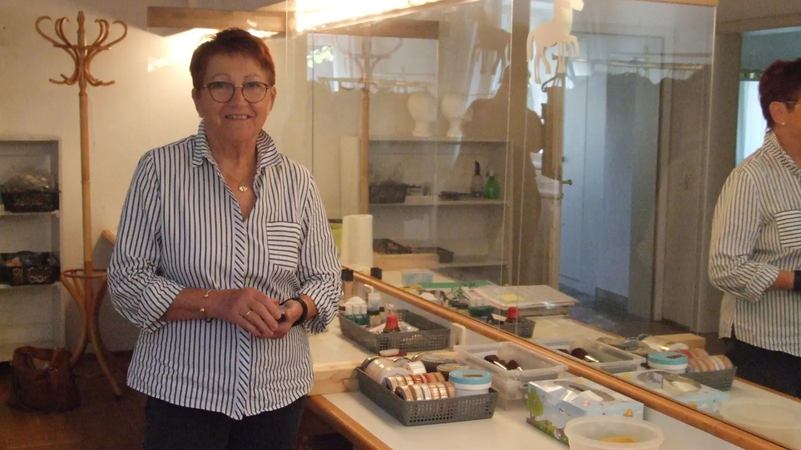 Die Schminkplätze im Feuchtwanger Organistenhaus hat Irmgard Behlert bereits vorbereitet. (Foto: Jasmin Kiendl)