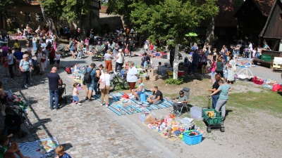 Der Kinderflohmarkt lud zum Stöbern, Feilschen und zum in Erinnerung schwelgen ein.  (Foto: Stefan Neidl)