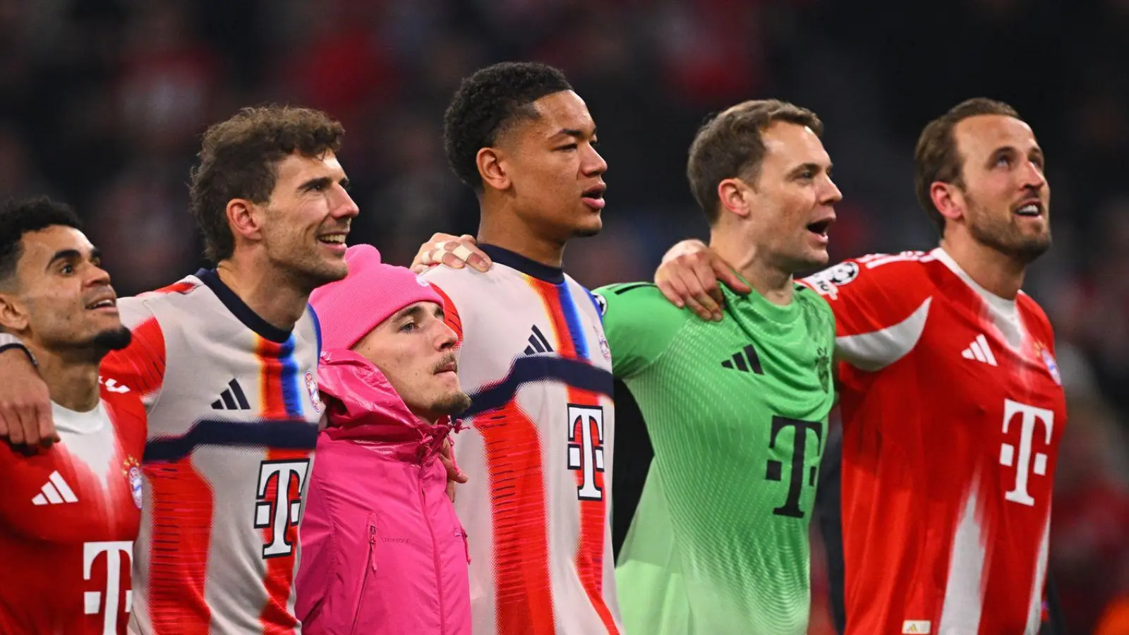 Die Bayern-Profis bejubeln den Einzug ins Halbfinale, der für den Verein auch viele Millionen Euro wert ist.  (Foto: Tom Weller/dpa)