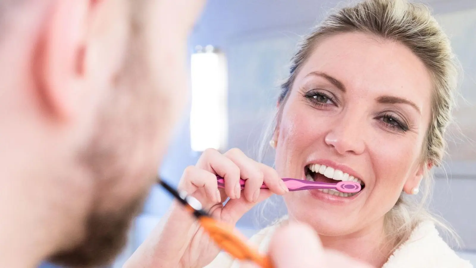 71 Prozent der Deutschen putzen zweimal am Tag die Zähne. In anderen Ländern hat die Mundhygiene einen noch höheren Stellenwert. (Foto: Christin Klose/dpa-tmn)