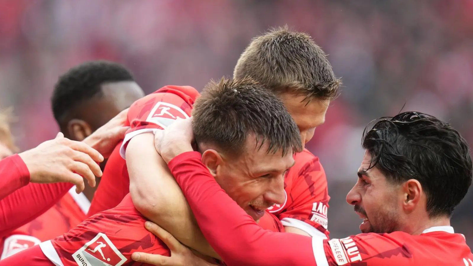 Jubel beim FCK: Mit einem Sieg gegen Dresden halten die Pfälzer Kontakt zur Tabellenspitze. (Foto: Thomas Frey/dpa)