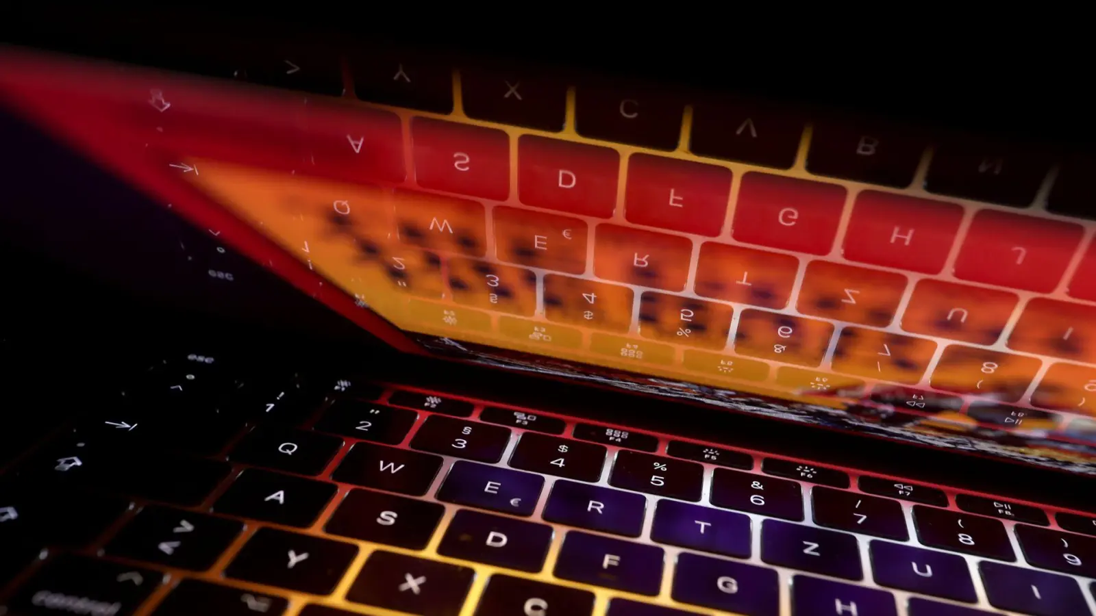 Die Beschuldigten sollen Abos über Schein-Webseiten abgeschlossen haben. (Symbolbild) (Foto: Karl-Josef Hildenbrand/dpa)