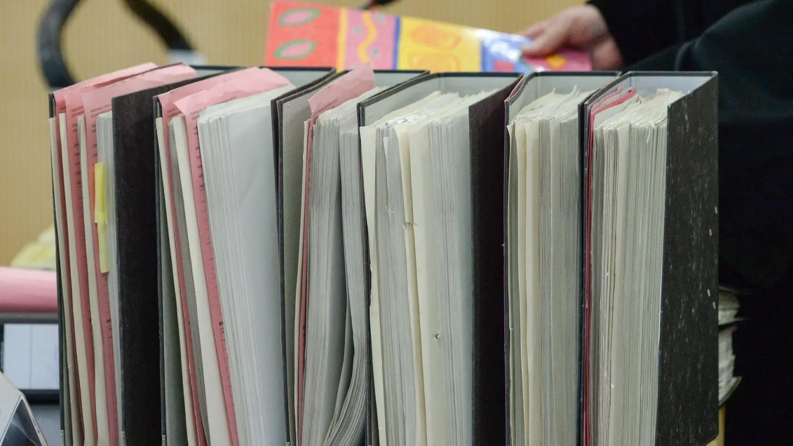 Klassische Aktenordner erschwerten möglicherweise die Arbeit der Justiz - dafür waren sie aber gefeit vor IT-Problemen. (Illustration) (Foto: picture alliance / dpa)