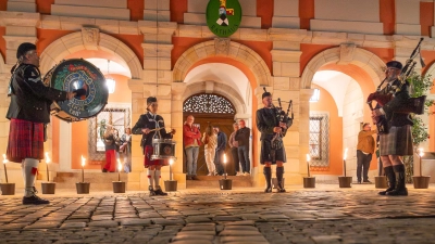 Franconian Highlanders bildeten auf dem Marktplatz den stimmungsvollen Abschluss der NeustadtNacht. Die Musiker nahmen das Publikum mit traditionellen schottischen Klängen und mitreißenden Melodien mit auf eine musikalische Reise in die Highlands. (Foto: Mirko Fryska)