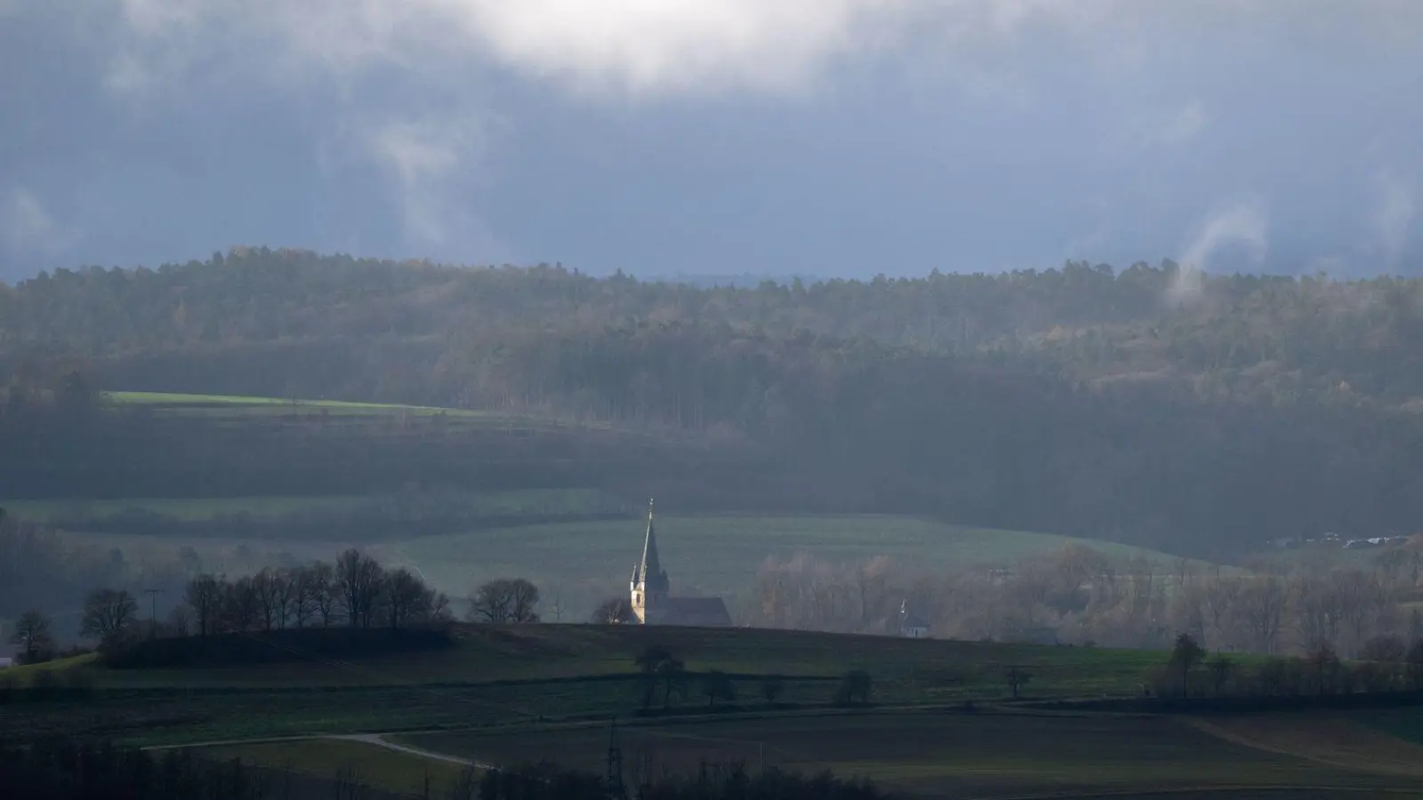 Schnee sehen die Bayern vorerst keinen. (Foto: Pia Bayer/dpa)