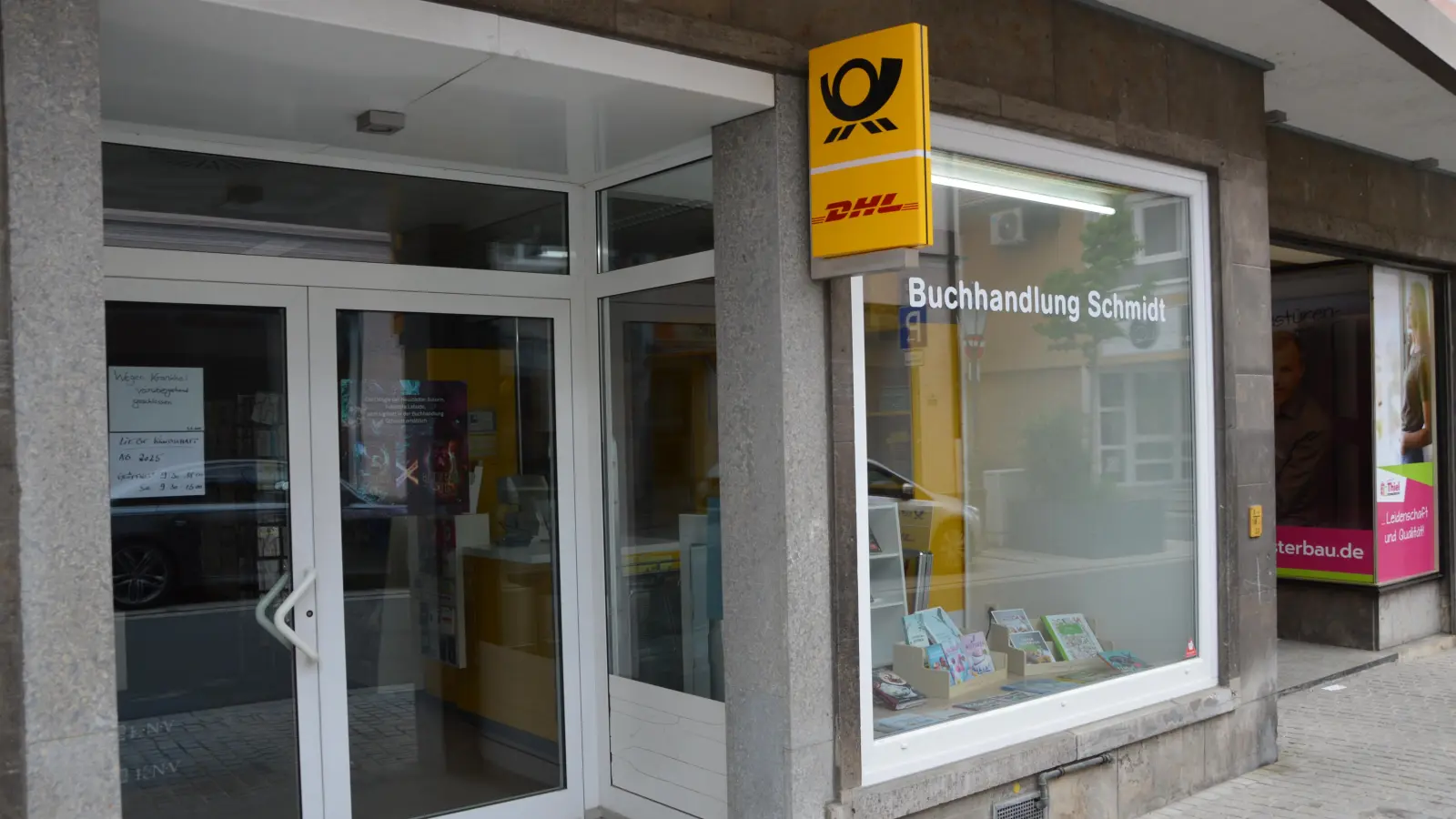 Nachdem die Buchhandlung Schmidt zunächst die Straßenseite gewechselt hatte, zog dort zu Beginn des Jahres auch eine Postfiliale als Ersatz fürden geschlossenen Standort in der Alleestraße ein. Doch „wegen Krankheit“ sind Laden und Postsstelle nun schon seit über einer Woche „vorübergehend geschlossen“. (Foto: Patrick Lauer)