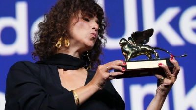 Die Hauptgewinnerin des Abends: Regisseurin May el-Toukhy. (Foto: Scott A Garfitt/Invision/AP/dpa)