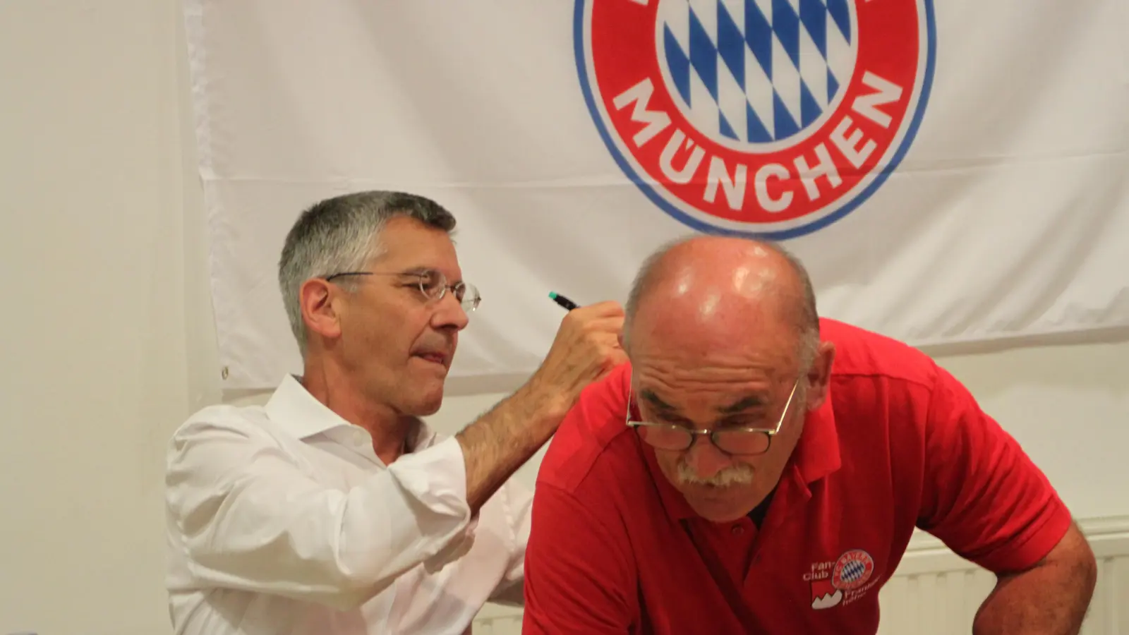Herbert Hainer (links) erfüllte beim Festabend zahlreiche Autogrammwünsche. (Foto: Hans-Bernd Glanz)