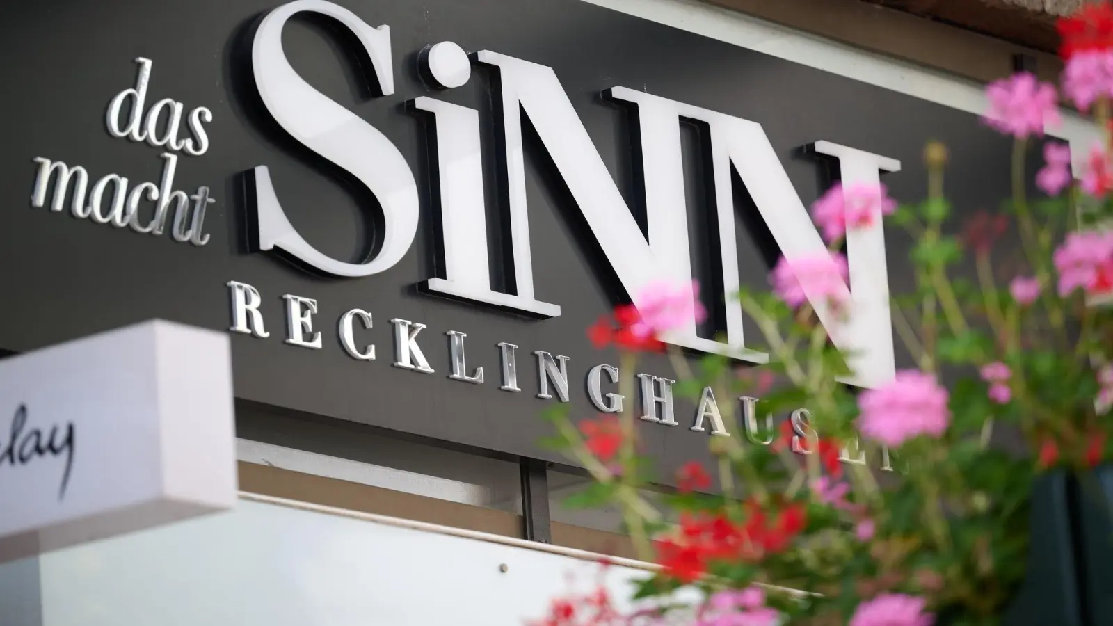 „Das macht Sinn“ ist über der Eingangstür einer Filiale der Modekette Sinn zu lesen. (zu dpa: «Gericht hebt Insolvenzverfahren für Modekette Sinn auf») (Foto: Bernd Thissen)