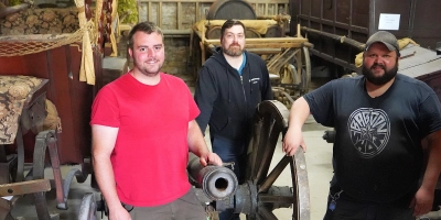 Vorbereitungen für das Festspiel in der Scheune: Martin Wegele (mitte) und die beiden Zeugmeister Sebastian Baumann und Thomas Finkenberger. (Foto: Simone Hedler)