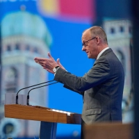 Friedrich Merz sagt in seiner Rede: „Wir müssen unsere Wirtschaft wieder auf Wachstumskurs bringen.“ (Foto: Peter Kneffel/dpa)