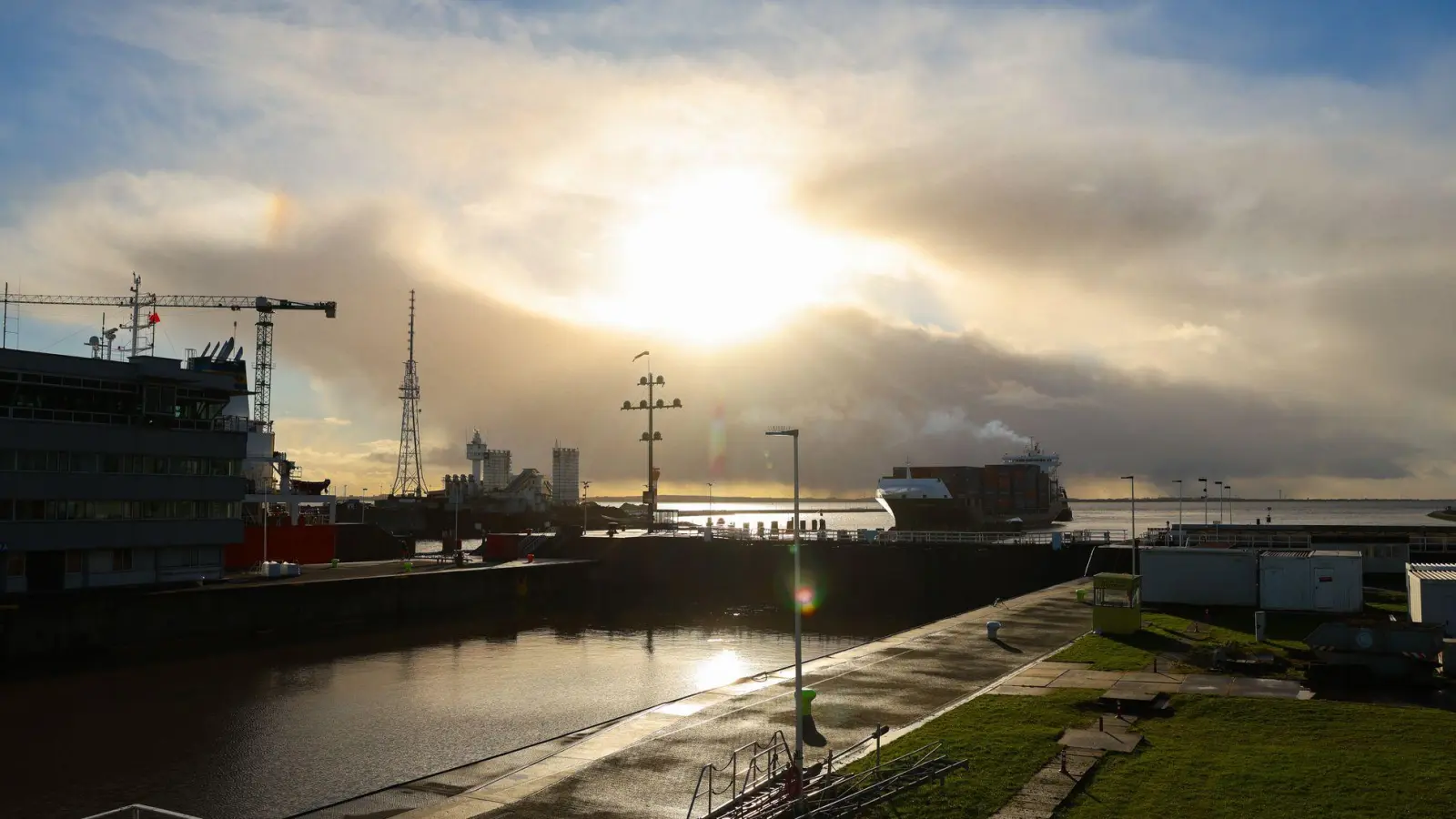 Den Nord-Ostsee-Kanal nutzen wieder mehr Schiffe. (Archivbild) (Foto: Christian Charisius/dpa)