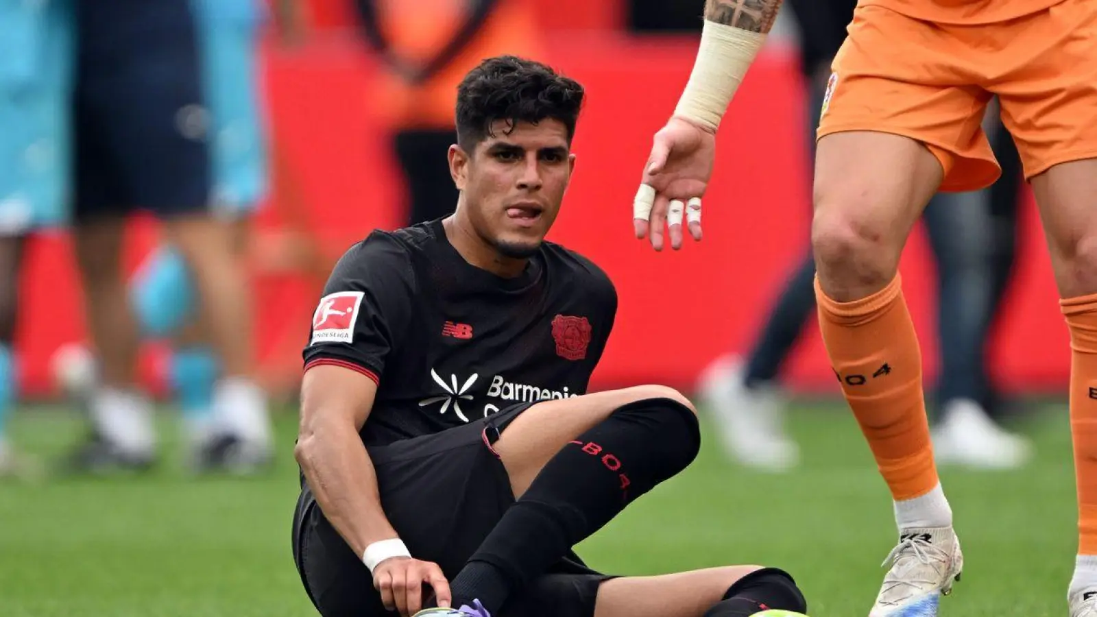 Leverkusens Piero Hincapié (l) steht vor einem Wechsel zum FC Arsenal. (Archivbild) (Foto: Federico Gambarini/dpa)