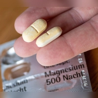 Magnesium-Präparate sind weit verbreitet: Im Handel gibt es zahlreiche Produkte, die gezielt an Sportler, Schwangere und Senioren vermarktet werden. (Foto: Monika Skolimowska/dpa/dpa-tmn)