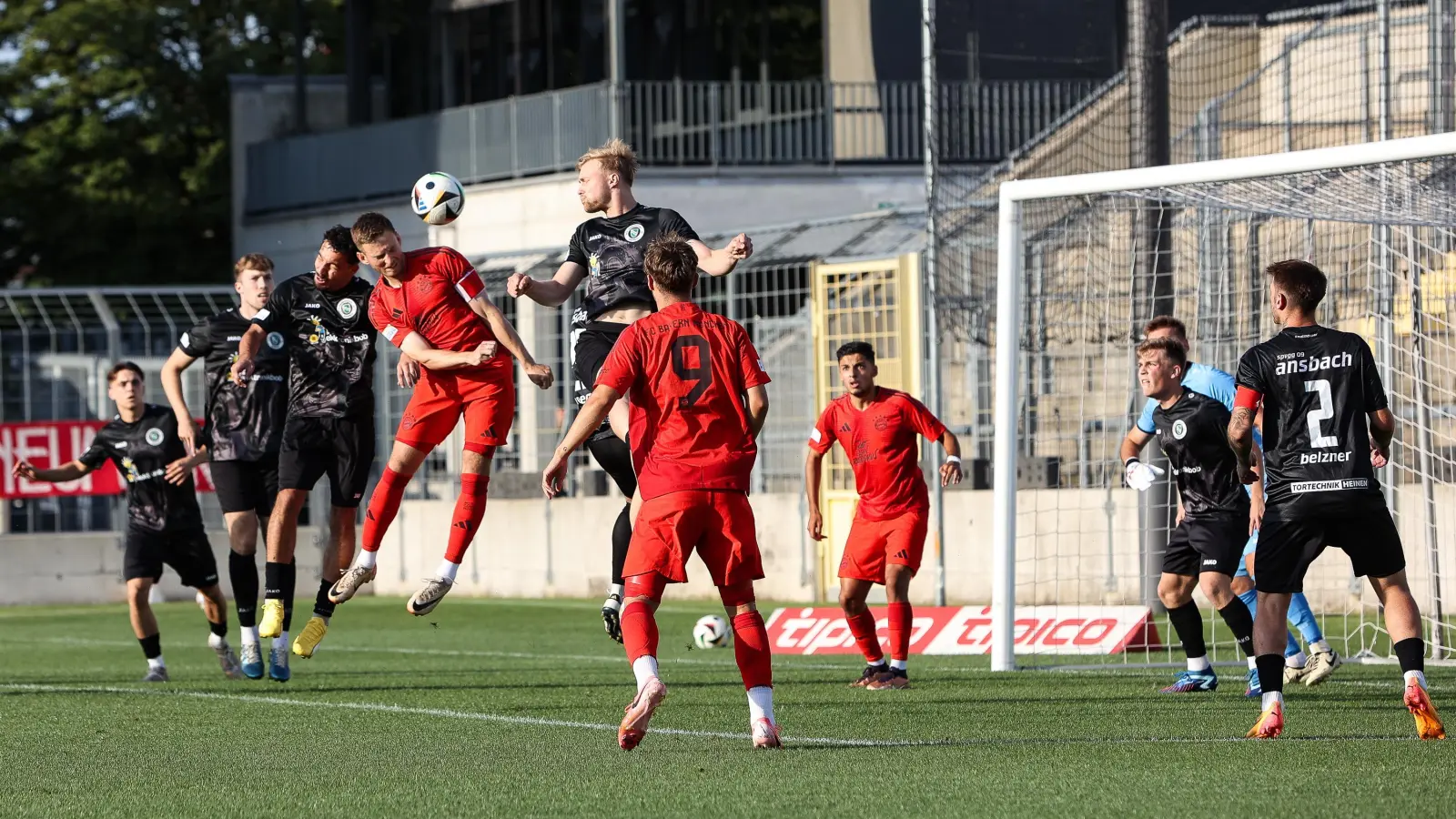 Eine frühe Kopfballchance Bayerns Timo Kern nach einem Eckball: Hier traf er noch nicht, doch kurz darauf kam er nach einer weiteren Ecke erneut an den Ball und erzielte das 1:0. (Foto: Adrian Goldberg)
