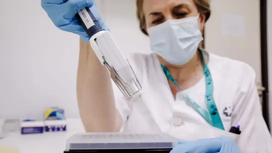 Eine Krankenschwester bereitet in einem Krankenhaus einen PCR-Tests zur Erkennung des Affenpockenvirus vor. (Foto: Carlos Luján/EUROPA PRESS/dpa/Bildarchiv)