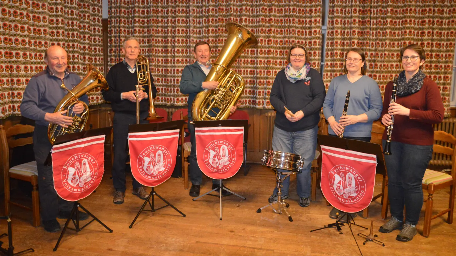 Die Feuchtwanger Volksmusikanten (von links): Fritz Bach, Rudolf Gögelein, Gerhard Kißlinger, Andrea Kißlinger, Carola Kißlinger und Birgit Kißlinger in ihrem Probenraum, dem ehemaligen Sitzungssaal im alten Rathaus. Nicht bei dieser Probe war Freyja Liebscher. (Foto: Peter Tippl)