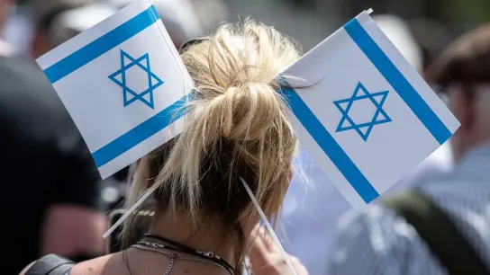 Pro-israelische Demonstranten protestieren auf dem Friedrichsplatz. (Foto: Boris Roessler/dpa)
