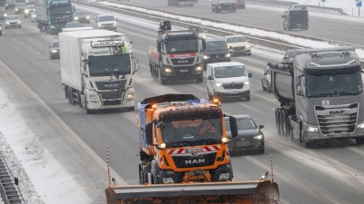 Räumfahrzeuge sind im Freistaat unterwegs. (Foto: Peter Kneffel/dpa)