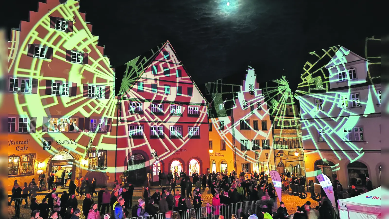 Ein Höhepunkt des Lichterlaufs sind jedes Jahr die Lichtshows am Marktplatz. Zudem beleuchten Fackeln die Wege für die Läuferinnen und Läufer. (Archivfoto: Jürgen Binder)