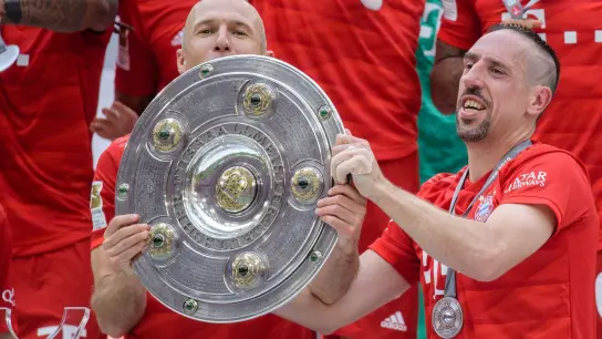 Soll wie unter anderem Giovane Elber und Claudio Pizarro Bayern-Botschafter werden: Franck Ribéry (r). (Foto: Matthias Balk/dpa)