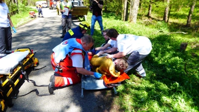 Bei der Katastrophenschutzübung Flammende Fichte üben die Helfer des BRK die Versorgung eines Verletzten im Wald. (Foto: Wolf Oberhäuser)