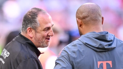 Schätzen sich: Heidenheims Frank Schmidt und Vincent Kompany von den Bayern. (Foto: Harry Langer/dpa)