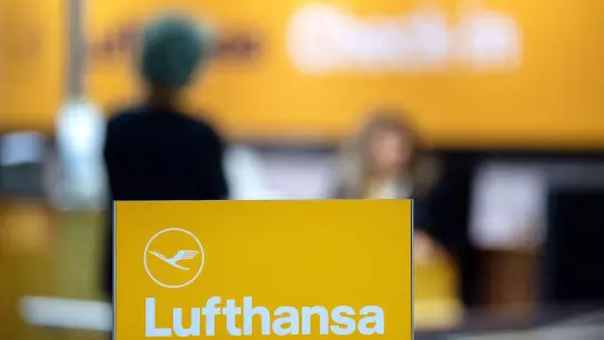 Wegen der angespannten Buchungs- und Verkehrslage verkauft Lufthansa vorerst weniger Tickets. Über mehrere Tage hinweg können Flüge für Termine im gesamten Monat Juli nur noch in den jeweils teuersten Buchungsklassen erworben werden. (Foto: Marijan Murat/dpa)