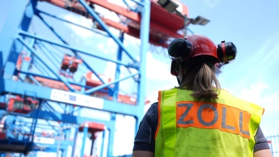 Zollkontrolle: Schwarzarbeit und Einnahmen aus illegalen Kanälen nehmen zu. (Archivbild) (Foto: Marcus Brandt/dpa)