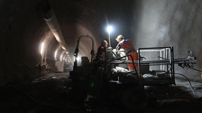 In einer der Hauptröhren des Brennerbasistunnels (BBT) wird die nächste Sprengung vorbereitet. (Foto: Angelika Warmuth/dpa)
