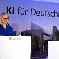 Microsoft-Deutschlandchefin Agnes Heftberger beim Spatenstich für eins der drei bereits bekannten KI-Rechenzentren von Microsoft im Rheinischen Revier im März. (Archivbild) (Foto: Wolf von Dewitz/dpa)