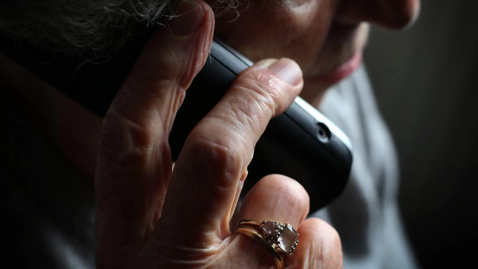 Mit der perfiden Masche des Schockanrufs erbeuten Betrüger immer wieder Gold und Schmuck – so nun auch im oberbayerischen Planegg. (Symbolbild) (Foto: Karl-Josef Hildenbrand/dpa)