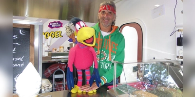 Joschi heißt die Puppe, die Peter Marschs Eis-Stand den Namen gegeben hat und der der Hobby-Bauchredner seine Stimme leiht. (Foto: Winfried Vennemann)