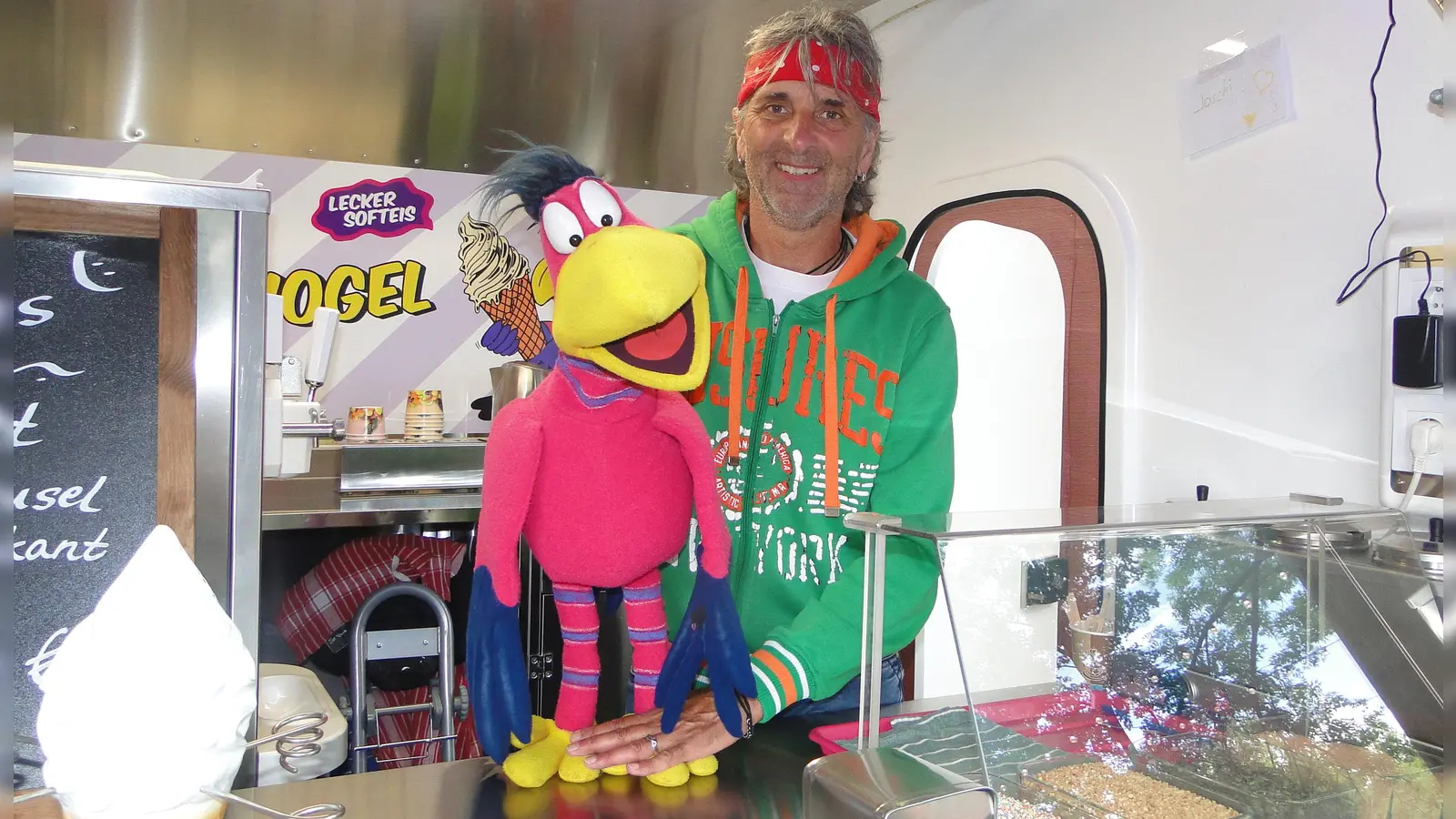 Joschi heißt die Puppe, die Peter Marschs Eis-Stand den Namen gegeben hat und der der Hobby-Bauchredner seine Stimme leiht. (Foto: Winfried Vennemann)