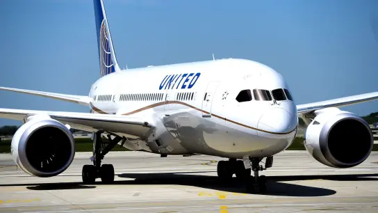 Eine Boeing 787 Dreamliner der United Airlines mit mehr als 250 Personen an Bord am Flughafen in Chicago. (Foto: Tannen Maury/EPA/dpa)