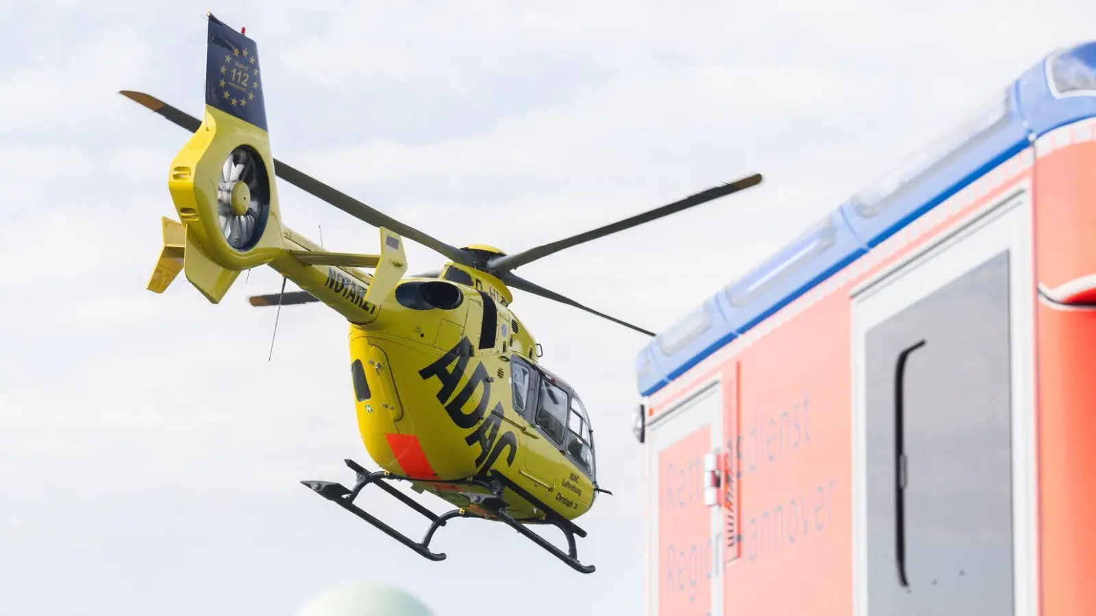 Ein Rettungshubschrauber brachte den schwer verletzten Mann ins Krankenhaus. (Archivbild) (Foto: Julian Stratenschulte/dpa)