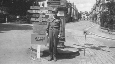 Schon am 18. April 1945 endet der NS-Terror in Ansbach, als die US-Amerikaner einmarschieren. Das Bild eines Angehörigen der Streitkräfte entstand wohl in einem Folgejahr in der Brauhausstraße. (Repro: Alexander Biernoth)