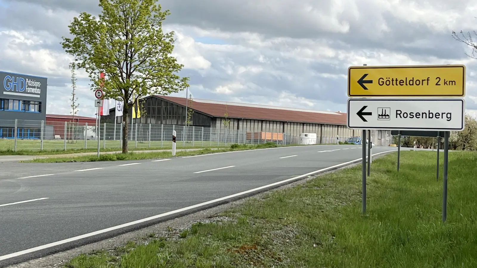 Das bestehende Gewerbegebiet Am Rosenberg soll im Süden durch einen zweiten Abschnitt erweitert werden. Das Verfahren hat nun einen wichtigen Schritt vollzogen. Wesentliche Verzögerungen durch vermutete Siedlungsreste aus der Steinzeit gelten als unwahrscheinlich.<br> (Foto: Yvonne Neckermann)