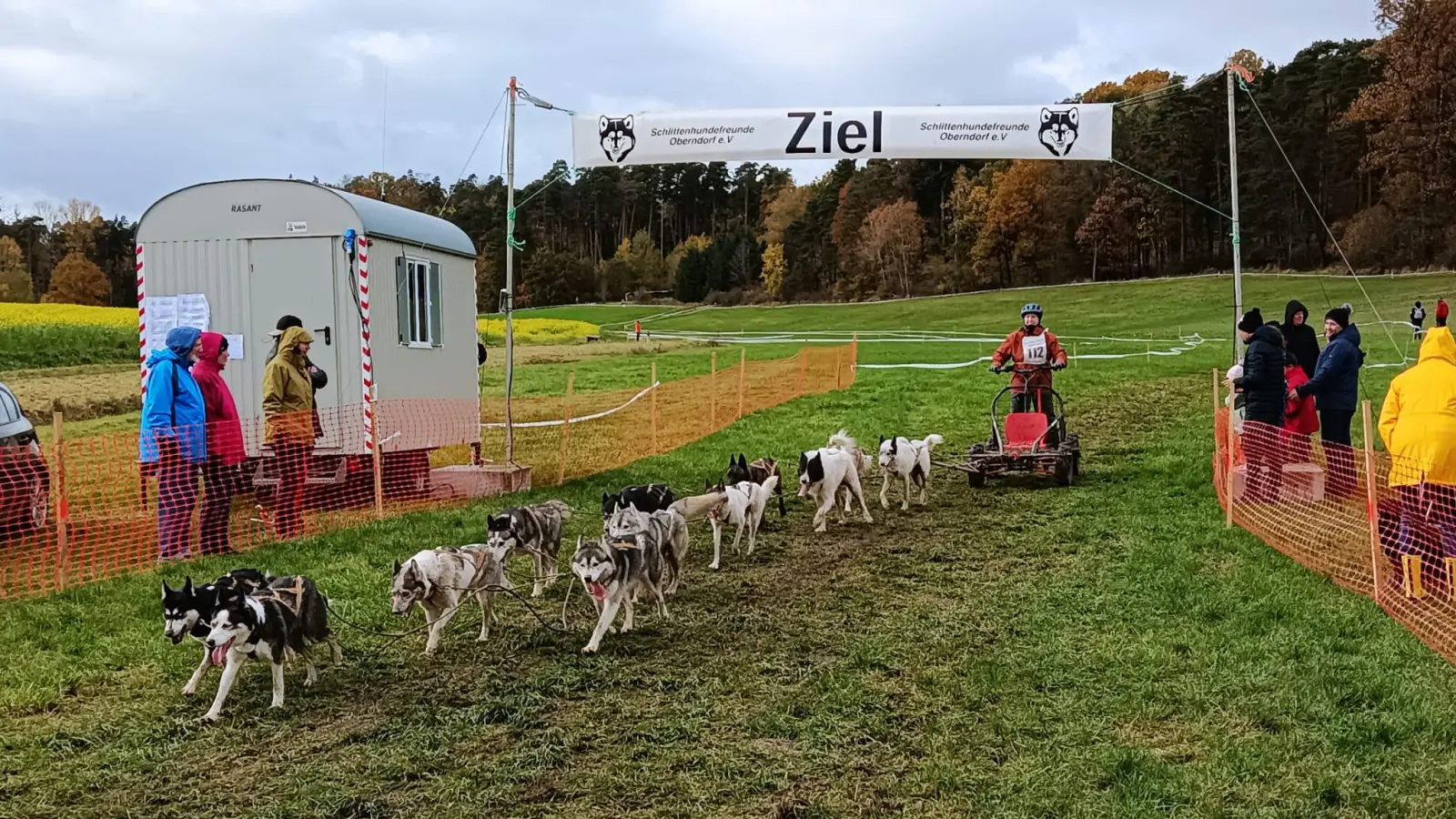 Beim 29. Internationalen Schlittenhundewagenrennen treffen sich Musher (Hundeführer) aus Deutschland, Frankreich, Österreich, der Schweiz und Luxemburg, um gemeinsam mit rund 1000 Hunden in die neue Rennsaison zu starten. (Foto: Sled-Dog-Friends Oberndorf e. V.)