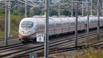 Die Deutsche Bahn will einen morgendlichen ICE-Halt in Aschaffenburg streichen. (Symbolbild)  (Foto: Jan Woitas/dpa)