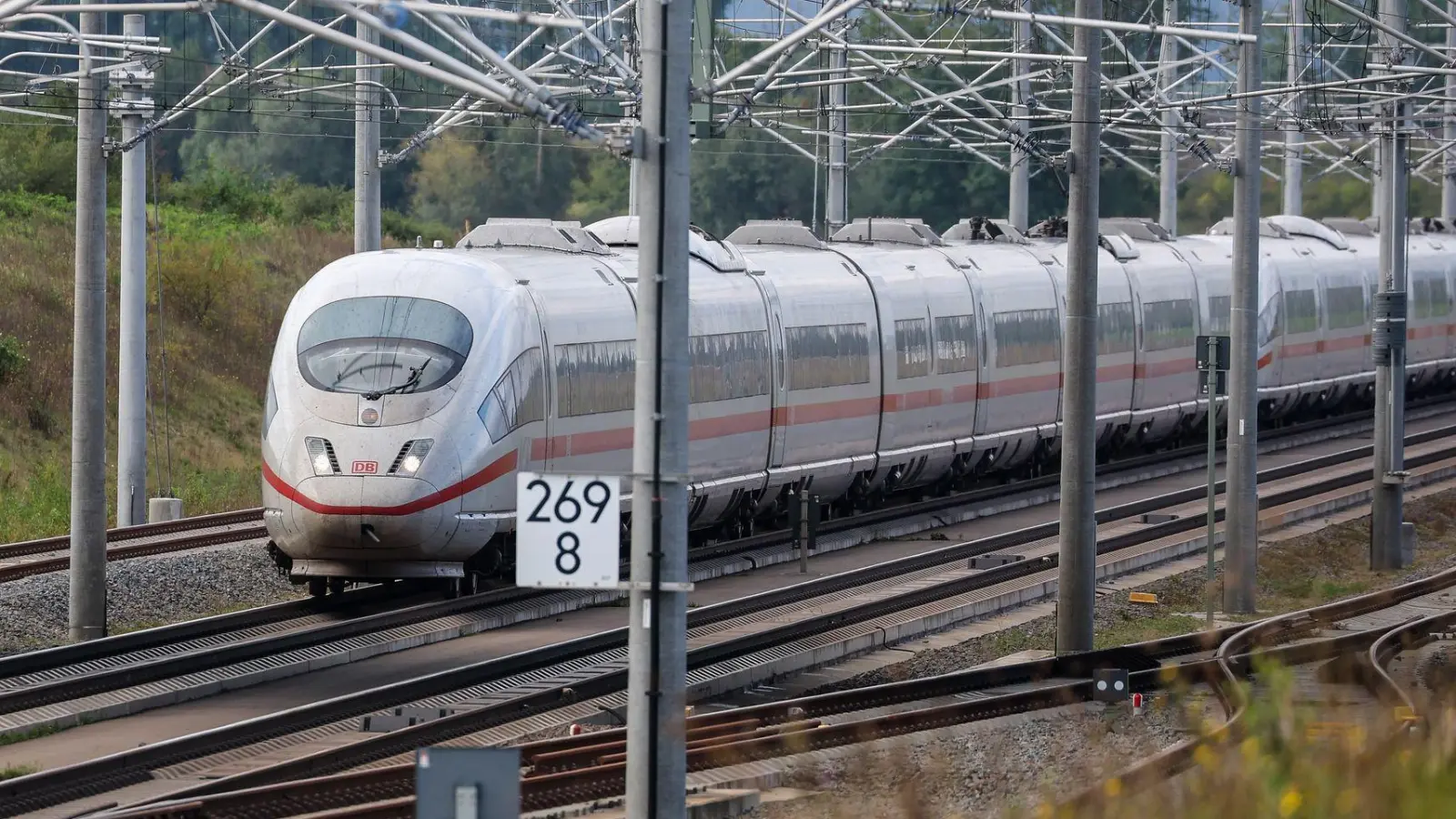Die Deutsche Bahn will einen morgendlichen ICE-Halt in Aschaffenburg streichen. (Symbolbild)  (Foto: Jan Woitas/dpa)