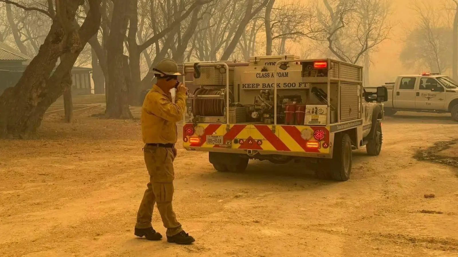 Die Feuerwehr kämpft im US-Bundesstaat Texas gegen mehrere sich schnell ausbreitende Waldbrände. (Foto: Uncredited/Flower Mound Fire Department/AP/dpa)