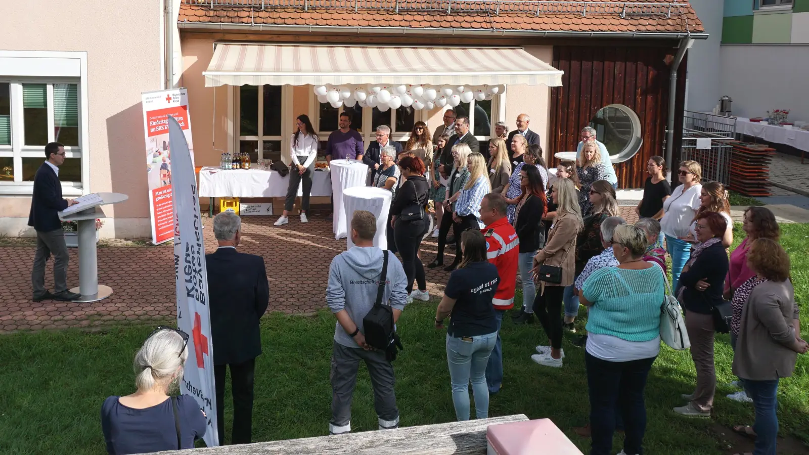 Im Garten der Kita in der Finkenstraße 17 blickte BRK-Kreisgeschäftsführer Christian Bernhard (links) auf die Meilensteine des Trägerwechsels zurück. (Foto: Andrea Walke)