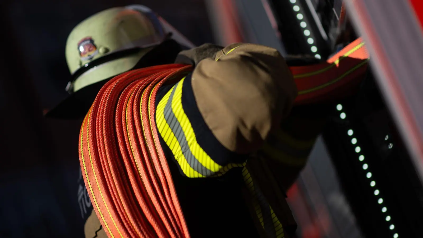 Feuerwehrleute müssen bei den Löscharbeiten Teile des Gebäudes abtragen. (Symbolbild) (Foto: Marijan Murat/dpa)
