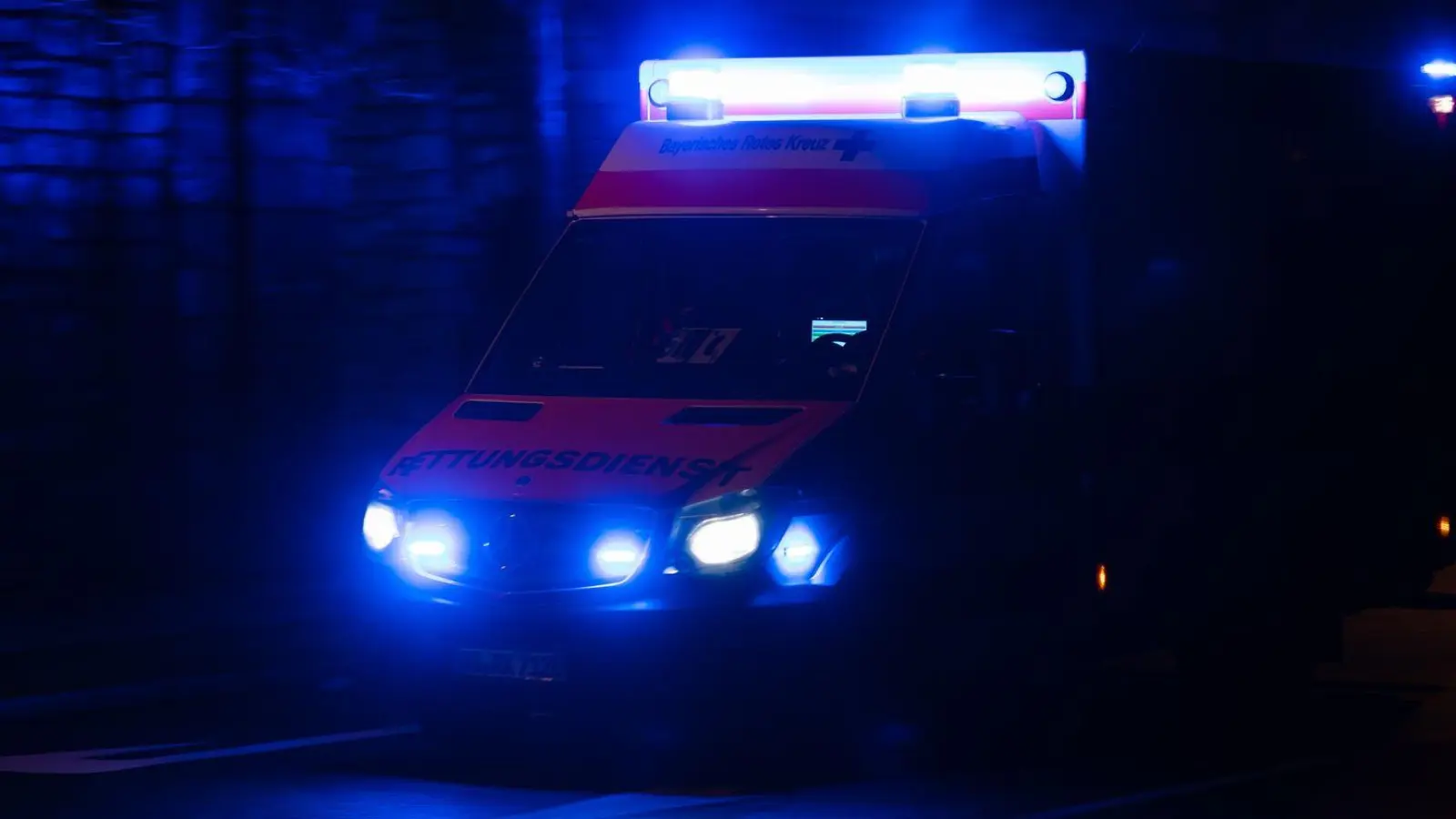 Der Rettungsdienst brachte den schwer verletzten Motorradfahrer ins Krankenhaus. (Symbolbild) (Foto: Nicolas Armer/dpa)