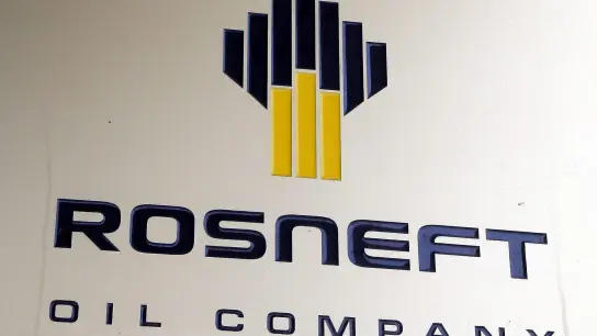 Das Logo des russischen Ölkonzerns Rosneft ist an der Wand der Rosneft-Zentrale in Moskau zu sehen. (Foto: Maxim Shipenkov/EPA/dpa/Archivbild)