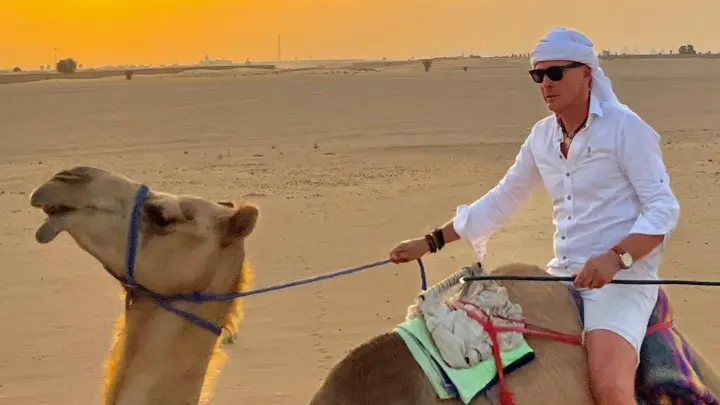 Als Pfarrer einer Outdoorgemeinde in Dubai ist Johannes Matthias Roth sehr viel in der Wüste unterwegs.  (Foto: privat)
