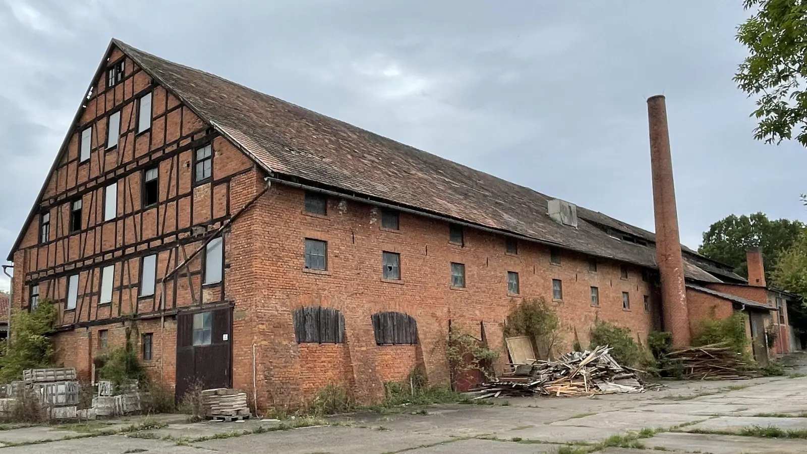 Die Gemeinde Gollhofen kann nach Zusagen der erhofften bayerischen Fördermittel das Projekt „Alte Ziegelei” angehen. (Foto: Gerhard Krämer)